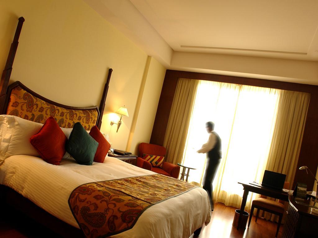 Lalit Executive Suite King Bed Enjoy Happy Hours 11 on Alcoholic Beverages Soft Beverages,1442560276:JPEG