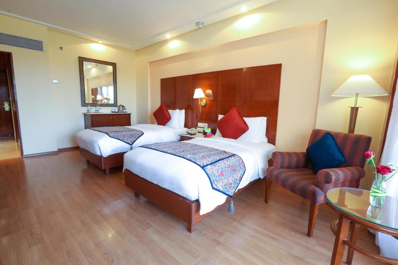 Lalit Premier Room Twin Bed Enjoy Happy Hours 11 on Alcoholic Beverages Soft Beverages,1498529506:JPEG