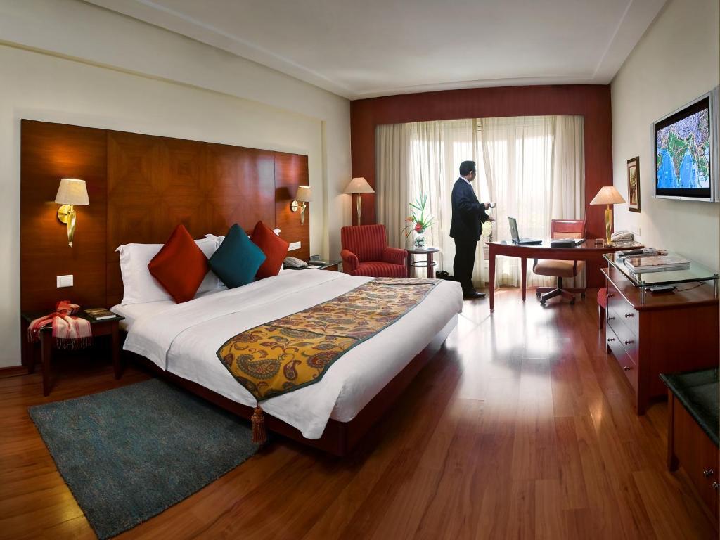 Lalit Club Room Twin Bed with 15% off on Session on Spa , Complimentary Airport Drop to T1 & T2 and Enjoy Happy Hours with 1+1 offer on Beverages
